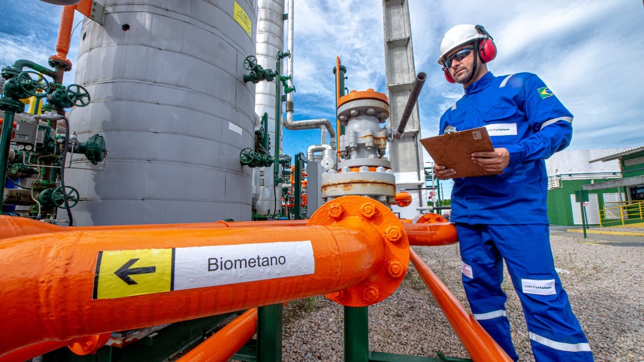 Funcionário em usina de produção de biometano