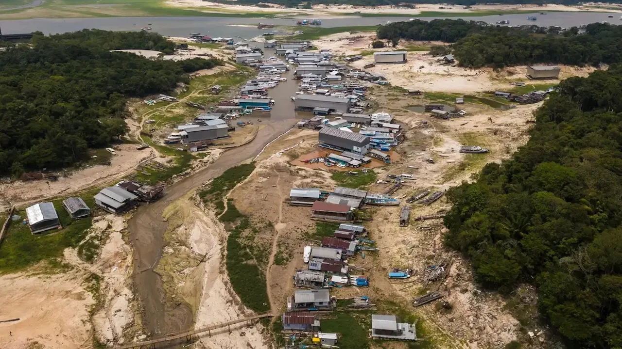 Imagem aérea do Rio Solimões com nível baixo de água