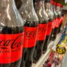 Garrafas de Coca Cola em prateleira