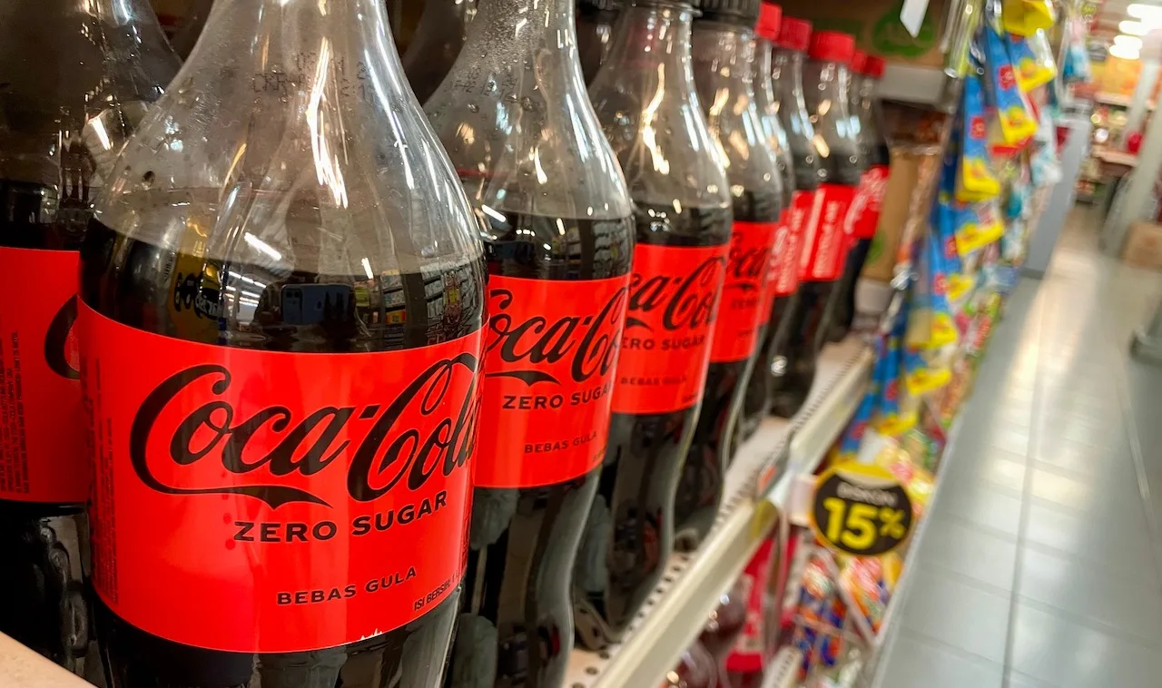 Garrafas de Coca Cola em prateleira