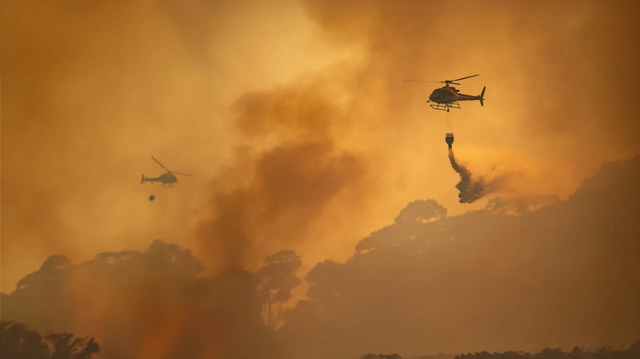 Helicópteros combatem incêndio em Los Angeles