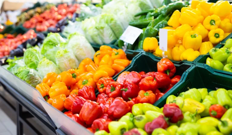 Frutas e legumes em supermercado