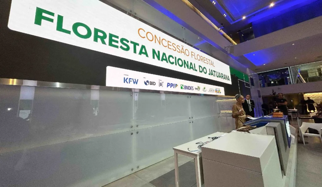 Governo concede 450 mil hectares de florestas para manejo e exploração sustentável de madeira Governo concede 450 mil hectares de florestas para manejo e exploração sustentável de madeira