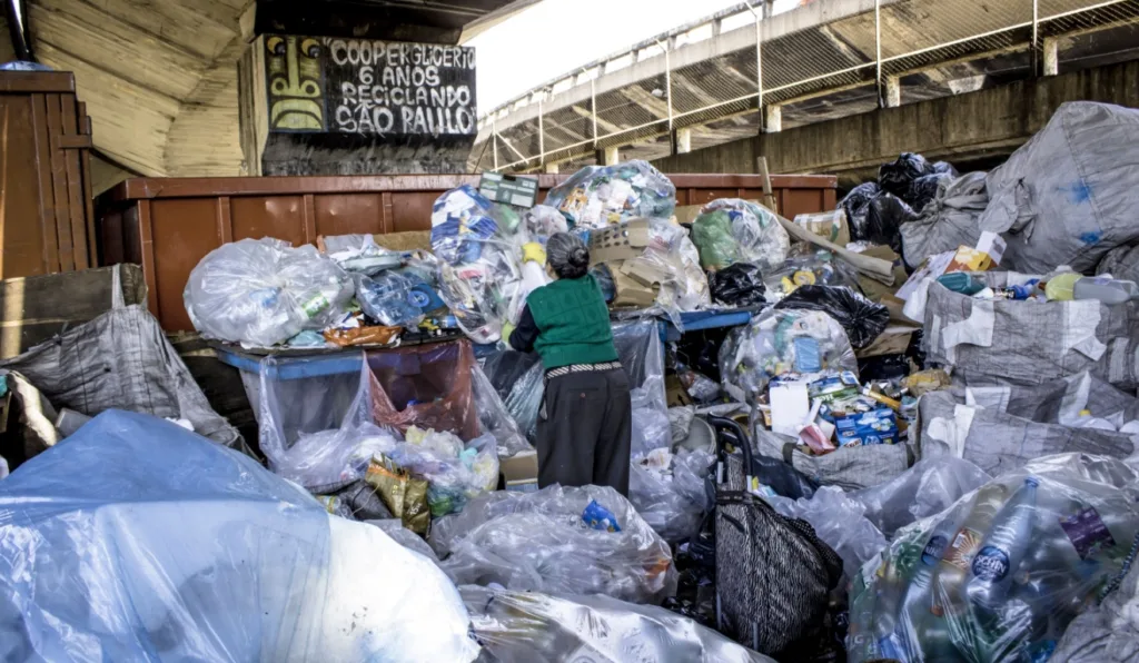 Por que importar resíduos ameaça a cadeia de reciclagem Por que importar resíduos ameaça a cadeia de reciclagem