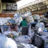 Por que importar resíduos ameaça a cadeia de reciclagem