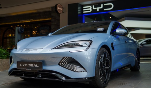 Com tropeços de Musk, BYD já vê a Tesla pelo retrovisor Com tropeços de Musk, BYD já vê a Tesla pelo retrovisor