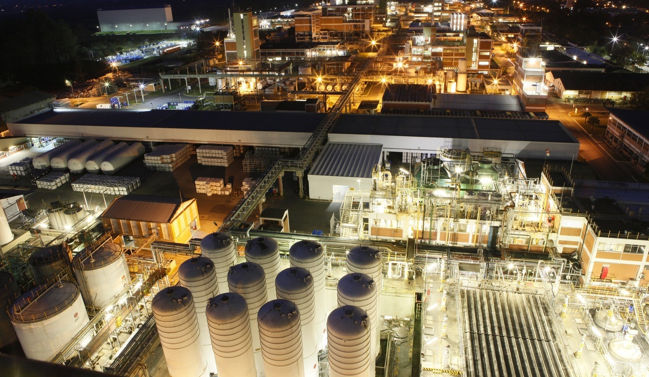 Vista noturna da planta da Basf em Guaratinguetá