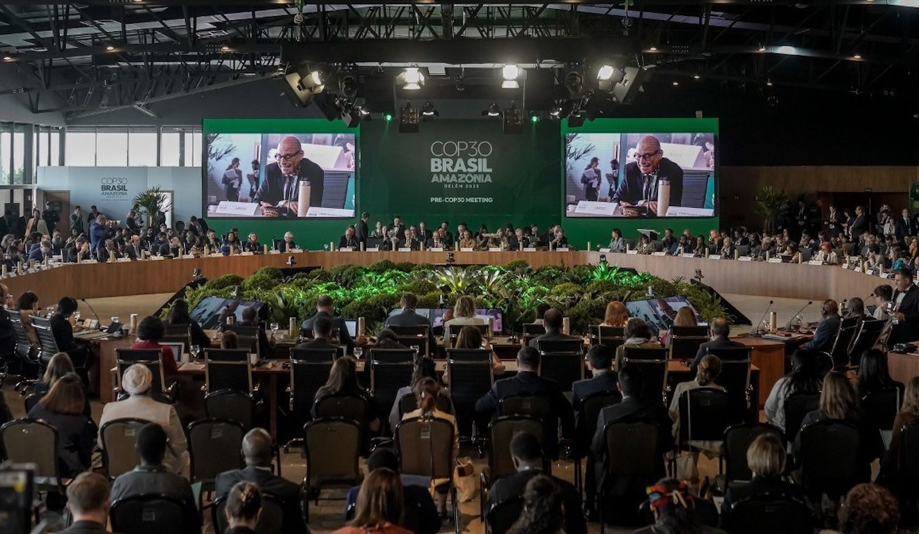 O secretário executivo da UNFCCC, Simon Stiell, discursa na pré-COP30