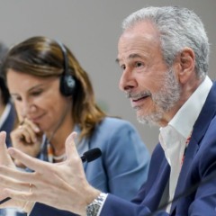 O presidente da COP30, André Corrêa do Lago, em sessão plenária no sábado, 15