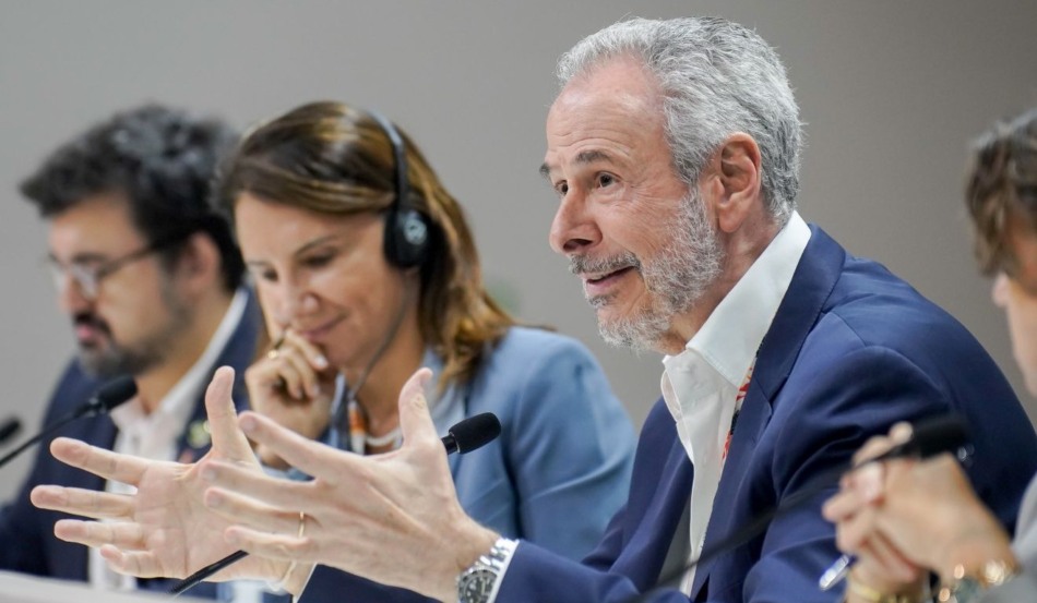 O presidente da COP30, André Corrêa do Lago, em sessão plenária no sábado, 15