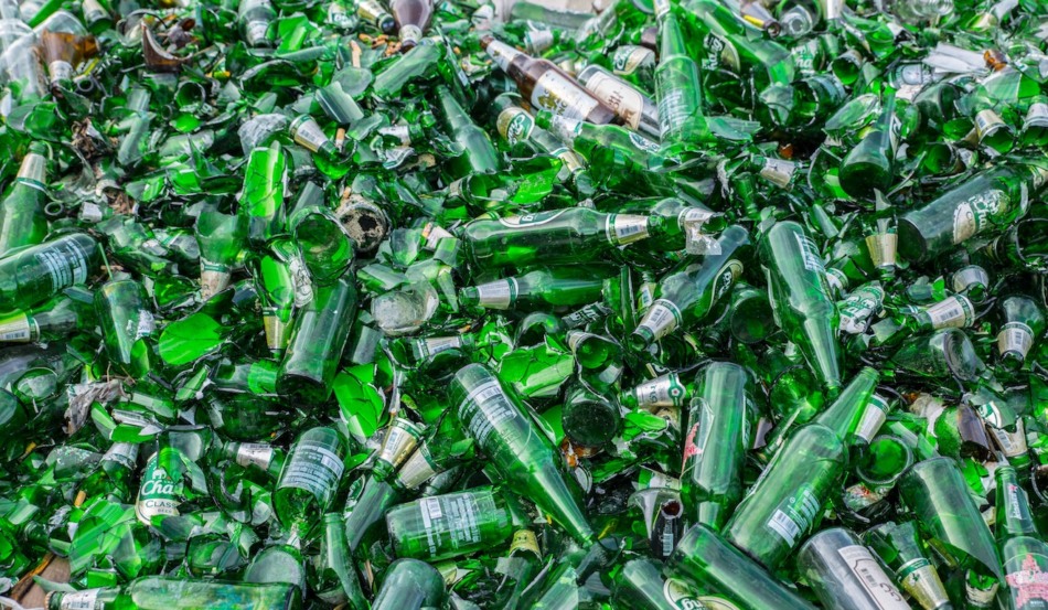 Pilha de garrafas de vidro vazias