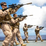 Militares americanos treinam tiro