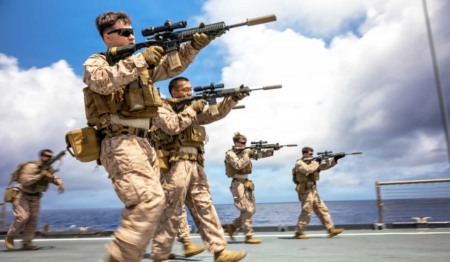 Militares americanos treinam tiro