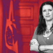 Crise na Europa antecipa li&ccedil;&otilde;es para o mercado de carbono no Brasil Sistema brasileiro precisa considerar competitividade da ind&uacute;stria, seguran&ccedil;a energ&eacute;tica e infla&ccedil;&atilde;o, diz Cristina Reis, a xerife do mercado de carbono brasileiro O mercado regulado de carbono brasileiro est&aacute; sendo desenhado para funcionar tamb&eacute;m como uma ferramenta de seguran&ccedil;a energ&eacute;tica e de competitividade da ind&uacute;stria perante a choques externos &ndash; como o atual causado pelo conflito no Oriente M&eacute;dio. &ldquo;&Eacute; esse equil&iacute;brio que estamos tentando incorporar desde o in&iacute;cio no Brasil. A experi&ecirc;ncia europeia tem nos ajudado. O desafio &eacute; incentivar a descarboniza&ccedil;&atilde;o ao mesmo tempo que mantemos nossa ind&uacute;stria competitiva e din&acirc;mica economicamente&rdquo;, diz Cristina Reis, &agrave; frente da Secretaria Extraordin&aacute;ria do Mercado de Carbono. Em entrevista ao Reset, ela avaliou as recentes mudan&ccedil;as propostas pela Uni&atilde;o Europeia para seu Sistema de Com&eacute;rcio de Emiss&otilde;es (ETS, na sigla em ingl&ecirc;s), os impactos disso para o Sistema Brasileiro de Com&eacute;rcio de Emiss&otilde;es (SBCE) e os pr&oacute;ximos passos da implementa&ccedil;&atilde;o do mercado no Brasil. Diante do aumento abrupto dos pre&ccedil;os do petr&oacute;leo e do g&aacute;s, os reguladores europeus precisaram flexibilizar o seu sistema de com&eacute;rcio de emiss&otilde;es. A proposta &eacute; aumentar o volume de licen&ccedil;as no mercado em meio &agrave; disparada dos pre&ccedil;os de energia no continente. &ldquo;A nossa regulamenta&ccedil;&atilde;o est&aacute; na fase inicial, de defini&ccedil;&atilde;o de escopo e de crit&eacute;rios de monitoramento, relato e verifica&ccedil;&atilde;o. Estamos olhando para essas experi&ecirc;ncias [como a flexibiliza&ccedil;&atilde;o na Europa] para construir um sistema que j&aacute; nas&ccedil;a equilibrado.&rdquo; A vis&atilde;o &eacute; de que a flexibiliza&ccedil;&atilde;o moment&acirc;nea na UE foi necess&aacute;ria para evitar que o aumento dos custos de produ&ccedil;&atilde;o gerasse infla&ccedil;&atilde;o para a popula&ccedil;&atilde;o e minasse a competitividade da ind&uacute;stria local. Por outro, a avalia&ccedil;&atilde;o de Reis &eacute; que, embora o mercado de carbono europeu tenha sido bem-sucedido na redu&ccedil;&atilde;o de emiss&otilde;es nas &uacute;ltimas d&eacute;cadas, ele tamb&eacute;m precisa se adaptar a choques externos. &ldquo;Eles entenderam que estavam aumentando muito o sarrafo do sistema em momento dif&iacute;cil, a&iacute; voltaram a flexibilizar&rdquo;, diz Reis. Ela se refere &agrave; pr&oacute;xima fase do ETS europeu, em que fabricantes de produtos muito intensivos em emiss&otilde;es, como a&ccedil;o e cimento, passariam a receber menos licen&ccedil;as de emiss&atilde;o gratuitas. Isso for&ccedil;aria a ind&uacute;stria pesada a investir em tecnologias de descarboniza&ccedil;&atilde;o &ndash; a ideia &eacute; que a transi&ccedil;&atilde;o energ&eacute;tica fa&ccedil;a mais sentido econ&ocirc;mico que compensa&ccedil;&atilde;o via compra de carbono no mercado. Li&ccedil;&otilde;es para o Brasil A precifica&ccedil;&atilde;o do carbono &eacute; uma pol&iacute;tica dif&iacute;cil de ser implementada em democracias, pois imp&otilde;e perdas concentradas a setores organizados, enquanto gera benef&iacute;cios que s&atilde;o mais difusos na sociedade. Utilizar as receitas geradas para construir apoio e viabilizar a transi&ccedil;&atilde;o se torna, assim, uma estrat&eacute;gia. &ldquo;J&aacute; h&aacute; v&aacute;rias jurisdi&ccedil;&otilde;es, como Washington e Calif&oacute;rnia, que chamam seus sistemas de cap and investment, n&atilde;o mais de cap and trade&rdquo;, observa a secret&aacute;ria. Segundo ela, o sistema deve funcionar como instrumento de pol&iacute;tica industrial ao estimular investimentos e moderniza&ccedil;&atilde;o produtiva. A legisla&ccedil;&atilde;o brasileira estabeleceu que 75% das receitas do SBCE ser&atilde;o destinadas ao Fundo Clima, gerido pelo BNDES. O objetivo &eacute; garantir as condi&ccedil;&otilde;es necess&aacute;rias para que a ind&uacute;stria nacional invista em tecnologias de descarboniza&ccedil;&atilde;o, reformulando e inovando seus processos produtivos para que se tornem mais limpos e eficientes. Na UE, os pa&iacute;ses destinam apenas cerca de 5% das receitas para a descarboniza&ccedil;&atilde;o da pr&oacute;pria ind&uacute;stria. O plano de aloca&ccedil;&atilde;o de recursos do Fundo Clima aprovado para este ano j&aacute; prev&ecirc; uma linha de cr&eacute;dito dedicada ao SBCE. O montante exato que ser&aacute; destinado a ela e quais setores espec&iacute;ficos ser&atilde;o beneficiados ainda ser&atilde;o definidos. &Eacute; uma sinaliza&ccedil;&atilde;o ao mercado de que as exig&ecirc;ncias ambientais ser&atilde;o acompanhadas de suporte financeiro. &ldquo;&Eacute; para mostrar para a ind&uacute;stria que a inten&ccedil;&atilde;o &eacute; um processo coordenado de descarboniza&ccedil;&atilde;o que confira competitividade&rdquo;, diz Reis. A defini&ccedil;&atilde;o de quais setores que ser&atilde;o obrigados a relatar emiss&otilde;es ser&aacute; publicada em junho, por meio de um normativo que estabelecer&aacute; o escopo do SBCE e integrar&aacute; o Plano Nacional de Relato de Emiss&otilde;es. O governo vem estruturando o plano e realizando oficinas de Monitoramento, Relato e Verifica&ccedil;&atilde;o (MRV) em di&aacute;logo com as ind&uacute;strias. Com base no cronograma desses encontros setoriais, as atividades previstas para inclus&atilde;o s&atilde;o: papel e celulose, cimento e alum&iacute;nio; qu&iacute;mica, vidro e cer&acirc;mica; ferro e a&ccedil;o, &oacute;leo e g&aacute;s; avia&ccedil;&atilde;o civil; e minera&ccedil;&atilde;o. &ldquo;Essas escolhas precisam ser estrat&eacute;gicas no sentido de examinar a competitividade da nossa ind&uacute;stria e incentiv&aacute;-la a descarbonizar, mas ao mesmo tempo de n&atilde;o onerar a nossa din&acirc;mica econ&ocirc;mica&rdquo;, diz Reis. O SBCE foi desenhado em etapas para dar previsibilidade e reduzir riscos na economia. &ldquo;Apertar demais a regulamenta&ccedil;&atilde;o logo no in&iacute;cio encareceria drasticamente os custos operacionais das empresas&rdquo;, afirma a secret&aacute;ria. A exig&ecirc;ncia do relato de emiss&otilde;es antecede as cobran&ccedil;as diretas e &eacute; uma etapa crucial da implementa&ccedil;&atilde;o do mercado de carbono. O governo utilizar&aacute; os planos de monitoramento (previstos para o per&iacute;odo de 2027 a 2028) para reunir informa&ccedil;&otilde;es sobre as empresas e, a partir desses dados, elaborar o Plano Nacional de Aloca&ccedil;&atilde;o, que definir&aacute; o teto de emiss&otilde;es e a distribui&ccedil;&atilde;o de licen&ccedil;as no futuro. No SBCE, as permiss&otilde;es de emiss&atilde;o (allowance) ser&atilde;o chamadas de &lsquo;cotas&rsquo;. &ldquo;A palavra &lsquo;permiss&atilde;o&rsquo; na lei tinha um contexto negativo em portugu&ecirc;s, como se tivesse liberado para poluir. Cota n&atilde;o, d&aacute; a ideia que tem um limite para a emiss&atilde;o&rdquo;, explica Reis. Equil&iacute;brio de for&ccedil;as A abordagem do governo na constru&ccedil;&atilde;o e regula&ccedil;&atilde;o do mercado de carbono brasileiro busca um &ldquo;equil&iacute;brio de for&ccedil;as&rdquo; em dois contextos. O primeiro &eacute; na din&acirc;mica entre os diferentes atores da sociedade. Durante a elabora&ccedil;&atilde;o dos normativos, que envolvem conversas setoriais e consultas p&uacute;blicas, a regula&ccedil;&atilde;o n&atilde;o pode atender apenas ao "auto-interesse" da ind&uacute;stria, diz Reis. Segundo ela, o processo envolve todas as partes interessadas, de modo que "a sociedade puxe para um lado, a ind&uacute;stria puxa para o outro", gerando assim um equil&iacute;brio de for&ccedil;as pr&aacute;tico na defini&ccedil;&atilde;o das regras e limites do mercado de carbono. O segundo &eacute; a concilia&ccedil;&atilde;o entre os eixos econ&ocirc;mico, social e clim&aacute;tico do mercado de carbono. &ldquo;Eu nos posiciono em um equil&iacute;brio de for&ccedil;as. A gente n&atilde;o est&aacute; protegendo o meio ambiente a qualquer custo ou, do outro lado, fazendo medidas econ&ocirc;micas financeiras que n&atilde;o t&ecirc;m efetivo lastro ambiental e clim&aacute;tico.&rdquo; Ela cita como exemplo mais recente as medidas provis&oacute;rias (MPs 1340 e 1349) que o governo anunciou para responder aos reflexos do conflito no Oriente M&eacute;dio &ndash; elas s&atilde;o focadas no setor el&eacute;trico para reduzir a press&atilde;o tarif&aacute;ria no curto prazo. &ldquo;Buscou-se assegurar pre&ccedil;o, garantir abastecimento e evitar aumento da infla&ccedil;&atilde;o.&rdquo; Cristina Reis, da Secretaria Extraordin&aacute;ria do Mercado de Carbono