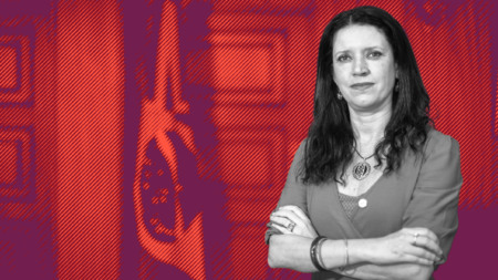 Crise na Europa antecipa lições para o mercado de carbono no Brasil Sistema brasileiro precisa considerar competitividade da indústria, segurança energética e inflação, diz Cristina Reis, a xerife do mercado de carbono brasileiro O mercado regulado de carbono brasileiro está sendo desenhado para funcionar também como uma ferramenta de segurança energética e de competitividade da indústria perante a choques externos – como o atual causado pelo conflito no Oriente Médio. “É esse equilíbrio que estamos tentando incorporar desde o início no Brasil. A experiência europeia tem nos ajudado. O desafio é incentivar a descarbonização ao mesmo tempo que mantemos nossa indústria competitiva e dinâmica economicamente”, diz Cristina Reis, à frente da Secretaria Extraordinária do Mercado de Carbono. Em entrevista ao Reset, ela avaliou as recentes mudanças propostas pela União Europeia para seu Sistema de Comércio de Emissões (ETS, na sigla em inglês), os impactos disso para o Sistema Brasileiro de Comércio de Emissões (SBCE) e os próximos passos da implementação do mercado no Brasil. Diante do aumento abrupto dos preços do petróleo e do gás, os reguladores europeus precisaram flexibilizar o seu sistema de comércio de emissões. A proposta é aumentar o volume de licenças no mercado em meio à disparada dos preços de energia no continente. “A nossa regulamentação está na fase inicial, de definição de escopo e de critérios de monitoramento, relato e verificação. Estamos olhando para essas experiências [como a flexibilização na Europa] para construir um sistema que já nasça equilibrado.” A visão é de que a flexibilização momentânea na UE foi necessária para evitar que o aumento dos custos de produção gerasse inflação para a população e minasse a competitividade da indústria local. Por outro, a avaliação de Reis é que, embora o mercado de carbono europeu tenha sido bem-sucedido na redução de emissões nas últimas décadas, ele também precisa se adaptar a choques externos. “Eles entenderam que estavam aumentando muito o sarrafo do sistema em momento difícil, aí voltaram a flexibilizar”, diz Reis. Ela se refere à próxima fase do ETS europeu, em que fabricantes de produtos muito intensivos em emissões, como aço e cimento, passariam a receber menos licenças de emissão gratuitas. Isso forçaria a indústria pesada a investir em tecnologias de descarbonização – a ideia é que a transição energética faça mais sentido econômico que compensação via compra de carbono no mercado. Lições para o Brasil A precificação do carbono é uma política difícil de ser implementada em democracias, pois impõe perdas concentradas a setores organizados, enquanto gera benefícios que são mais difusos na sociedade. Utilizar as receitas geradas para construir apoio e viabilizar a transição se torna, assim, uma estratégia. “Já há várias jurisdições, como Washington e Califórnia, que chamam seus sistemas de cap and investment, não mais de cap and trade”, observa a secretária. Segundo ela, o sistema deve funcionar como instrumento de política industrial ao estimular investimentos e modernização produtiva. A legislação brasileira estabeleceu que 75% das receitas do SBCE serão destinadas ao Fundo Clima, gerido pelo BNDES. O objetivo é garantir as condições necessárias para que a indústria nacional invista em tecnologias de descarbonização, reformulando e inovando seus processos produtivos para que se tornem mais limpos e eficientes. Na UE, os países destinam apenas cerca de 5% das receitas para a descarbonização da própria indústria. O plano de alocação de recursos do Fundo Clima aprovado para este ano já prevê uma linha de crédito dedicada ao SBCE. O montante exato que será destinado a ela e quais setores específicos serão beneficiados ainda serão definidos. É uma sinalização ao mercado de que as exigências ambientais serão acompanhadas de suporte financeiro. “É para mostrar para a indústria que a intenção é um processo coordenado de descarbonização que confira competitividade”, diz Reis. A definição de quais setores que serão obrigados a relatar emissões será publicada em junho, por meio de um normativo que estabelecerá o escopo do SBCE e integrará o Plano Nacional de Relato de Emissões. O governo vem estruturando o plano e realizando oficinas de Monitoramento, Relato e Verificação (MRV) em diálogo com as indústrias. Com base no cronograma desses encontros setoriais, as atividades previstas para inclusão são: papel e celulose, cimento e alumínio; química, vidro e cerâmica; ferro e aço, óleo e gás; aviação civil; e mineração. “Essas escolhas precisam ser estratégicas no sentido de examinar a competitividade da nossa indústria e incentivá-la a descarbonizar, mas ao mesmo tempo de não onerar a nossa dinâmica econômica”, diz Reis. O SBCE foi desenhado em etapas para dar previsibilidade e reduzir riscos na economia. “Apertar demais a regulamentação logo no início encareceria drasticamente os custos operacionais das empresas”, afirma a secretária. A exigência do relato de emissões antecede as cobranças diretas e é uma etapa crucial da implementação do mercado de carbono. O governo utilizará os planos de monitoramento (previstos para o período de 2027 a 2028) para reunir informações sobre as empresas e, a partir desses dados, elaborar o Plano Nacional de Alocação, que definirá o teto de emissões e a distribuição de licenças no futuro. No SBCE, as permissões de emissão (allowance) serão chamadas de ‘cotas’. “A palavra ‘permissão’ na lei tinha um contexto negativo em português, como se tivesse liberado para poluir. Cota não, dá a ideia que tem um limite para a emissão”, explica Reis. Equilíbrio de forças A abordagem do governo na construção e regulação do mercado de carbono brasileiro busca um “equilíbrio de forças” em dois contextos. O primeiro é na dinâmica entre os diferentes atores da sociedade. Durante a elaboração dos normativos, que envolvem conversas setoriais e consultas públicas, a regulação não pode atender apenas ao "auto-interesse" da indústria, diz Reis. Segundo ela, o processo envolve todas as partes interessadas, de modo que "a sociedade puxe para um lado, a indústria puxa para o outro", gerando assim um equilíbrio de forças prático na definição das regras e limites do mercado de carbono. O segundo é a conciliação entre os eixos econômico, social e climático do mercado de carbono. “Eu nos posiciono em um equilíbrio de forças. A gente não está protegendo o meio ambiente a qualquer custo ou, do outro lado, fazendo medidas econômicas financeiras que não têm efetivo lastro ambiental e climático.” Ela cita como exemplo mais recente as medidas provisórias (MPs 1340 e 1349) que o governo anunciou para responder aos reflexos do conflito no Oriente Médio – elas são focadas no setor elétrico para reduzir a pressão tarifária no curto prazo. “Buscou-se assegurar preço, garantir abastecimento e evitar aumento da inflação.” Cristina Reis, da Secretaria Extraordinária do Mercado de Carbono