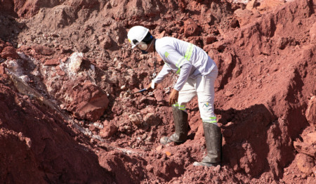 Trabalhador em mina de terras raras