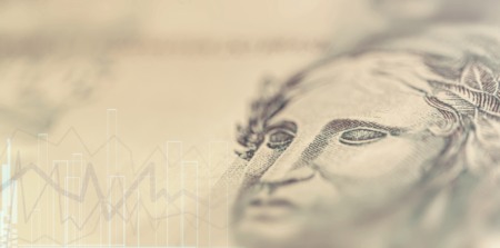 Detalhe de uma nota de real com gráficos