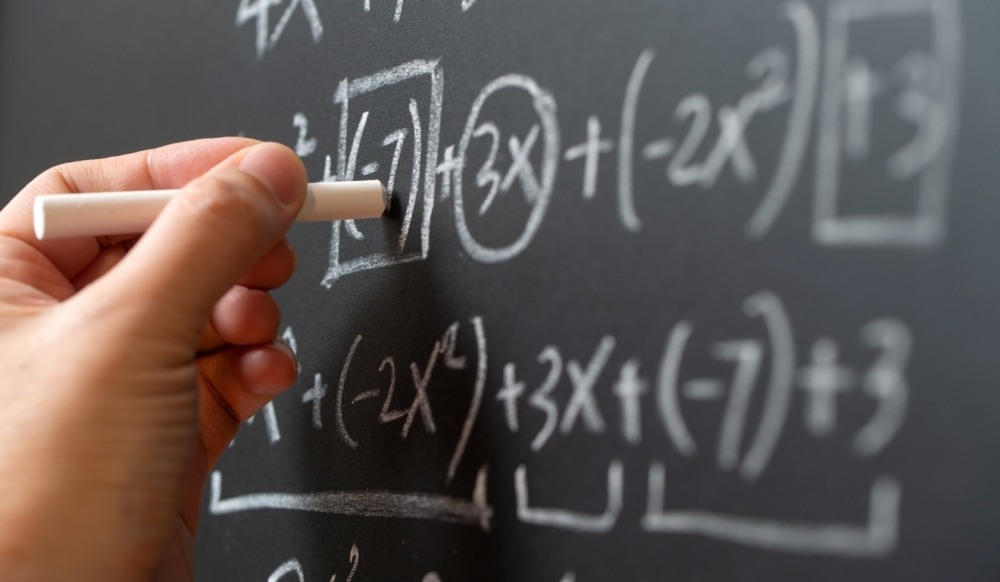 Operação matemática no quadro de giz Operação matemática no quadro de giz