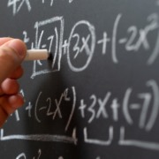 Opera&ccedil;&atilde;o matem&aacute;tica no quadro de giz