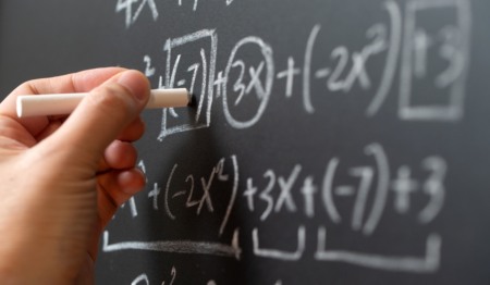 Operação matemática no quadro de giz