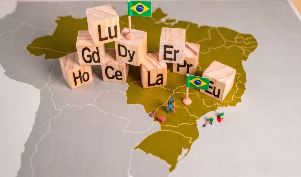 Mapa do Brasil com cubos de madeira com as siglas de terras raras