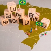 Mapa do Brasil com cubos de madeira com as siglas de terras raras