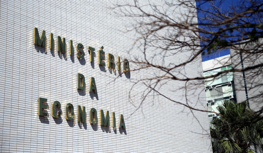 Letreiro dourado "Ministério da Economia" na lateral do edifício público Letreiro dourado "Ministério da Economia" na lateral do edifício público