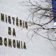 Letreiro dourado "Minist&eacute;rio da Economia" na lateral do edif&iacute;cio p&uacute;blico