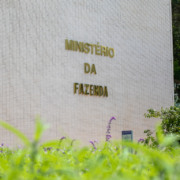Letreiro dourado "Minist&eacute;rio da Fazenda" na lateral do edif&iacute;cio p&uacute;blico