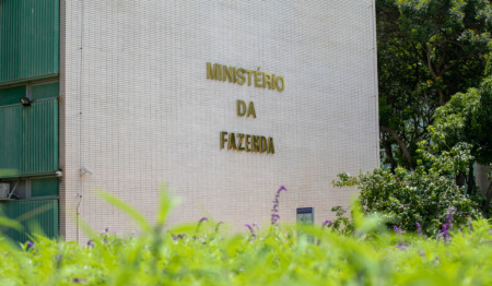 Letreiro dourado "Ministério da Fazenda" na lateral do edifício público