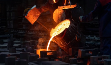 Processo de fundição de metal de alta temperatura em uma fábrica metalúrgica