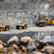 Caminh&otilde;es em planta de minera&ccedil;&atilde;o de extra&ccedil;&atilde;o de ouro
