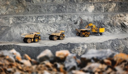 Caminhões em planta de mineração de extração de ouro Caminhões em planta de mineração de extração de ouro