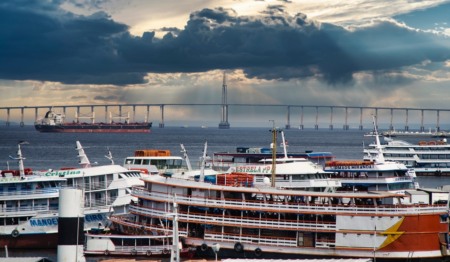 Foto de navios com a ponte Rio Negro ao fundo, em Manaus Foto de navios com a ponte Rio Negro ao fundo, em Manaus