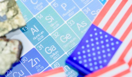 Bandeiras dos Estados Unidos e amostras de minerais críticos colocadas em uma tabela periódica Bandeiras dos Estados Unidos e amostras de minerais críticos colocadas em uma tabela periódica