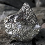Min&eacute;rio polimet&aacute;lico que cont&eacute;m cobre, chumbo, zinco, n&iacute;quel e cobalto