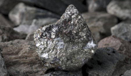 Minério polimetálico que contém cobre, chumbo, zinco, níquel e cobalto