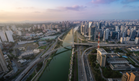 Vista aérea da Ponte Estaiada sobre o Rio Pinheiros, em São Paulo. Vista aérea da Ponte Estaiada sobre o Rio Pinheiros, em São Paulo.