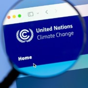 Site da UNFCCC com uma lupa sobre o logo e nome