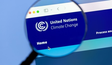 Site da UNFCCC com uma lupa sobre o logo e nome Site da UNFCCC com uma lupa sobre o logo e nome