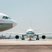 Dois avi&otilde;es comerciais na pista de um aeroporto