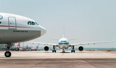 Dois aviões comerciais na pista de um aeroporto Dois aviões comerciais na pista de um aeroporto