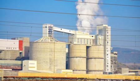 Indústria química combustível fóssil carvão na Bulgária. Foto: Shutterstock Indústria química combustível fóssil carvão na Bulgária. Foto: Shutterstock