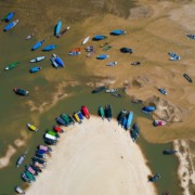 barcos na seca do Rio Tapaj&oacute;s, em Alter do C&atilde;o, Par&aacute;, 2023 Foto: Shutterstock