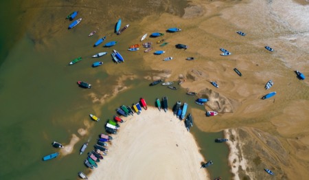 barcos na seca do Rio Tapajós, em Alter do Cão, Pará, 2023 Foto: Shutterstock