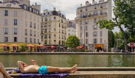 Paris France 07 07 2024 : crowd gathering and sunbathing at Paris Plage on the Canal Saint Martin embankments foto Shutterstock Paris France 07 07 2024 : crowd gathering and sunbathing at Paris Plage on the Canal Saint Martin embankments foto Shutterstock