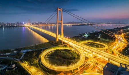 A cidade-esponja chinesa Wuhan. Yangsigang Yangtze River Bridge, Hubei, China. Foto: Shutterstock A cidade-esponja chinesa Wuhan. Yangsigang Yangtze River Bridge, Hubei, China. Foto: Shutterstock