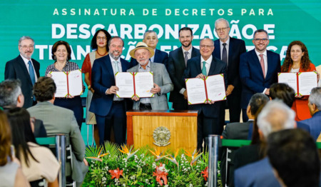 Ministros, o vice-presidente Geraldo Alckmin e o presidente Lula seguram decretos e posam para foto Ministros, o vice-presidente Geraldo Alckmin e o presidente Lula seguram decretos e posam para foto