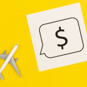 Modelo de avi&atilde;o e cifr&atilde;o em plano de fundo amarelo