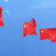 Uma fileira de bandeiras hasteadas da China